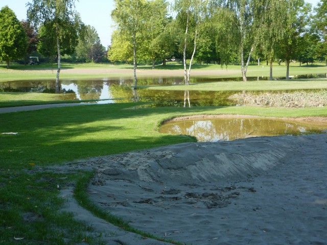 Land unter wieder einmal am GC Donau in Feldkirchen an der Donau. Nach dem Jahrhundert Hochwasser 2002, wo die kleinen Bäche aber auch die Donau den Golfplatz fast vollständig weggespült hatte, gab...