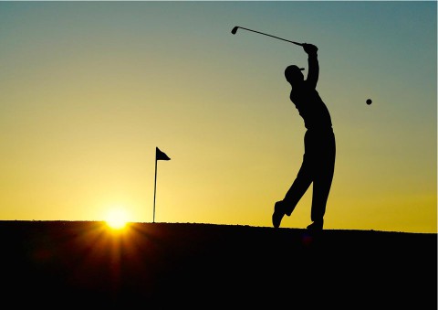 Golfspieler bei Abendsonne