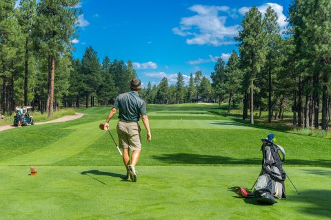 Golfer beim Abschlag